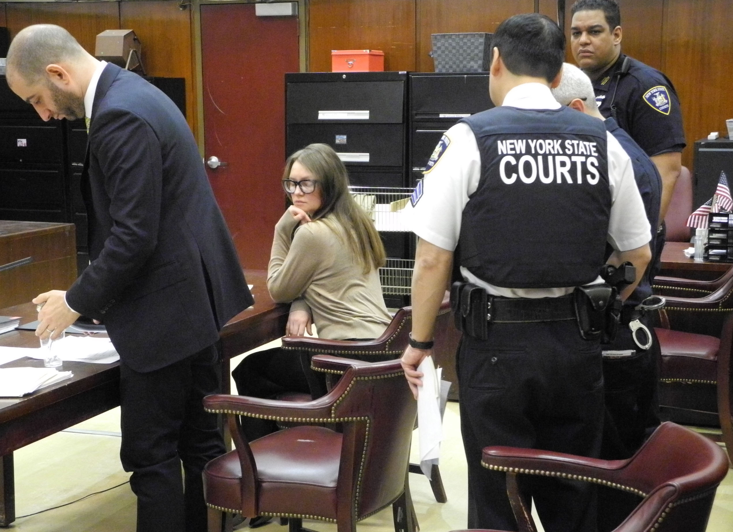 Anna Delvey sits next to her defender Todd Spodek (l) in the courtroom on March 27, 2019, in New York. | Source: Getty Images